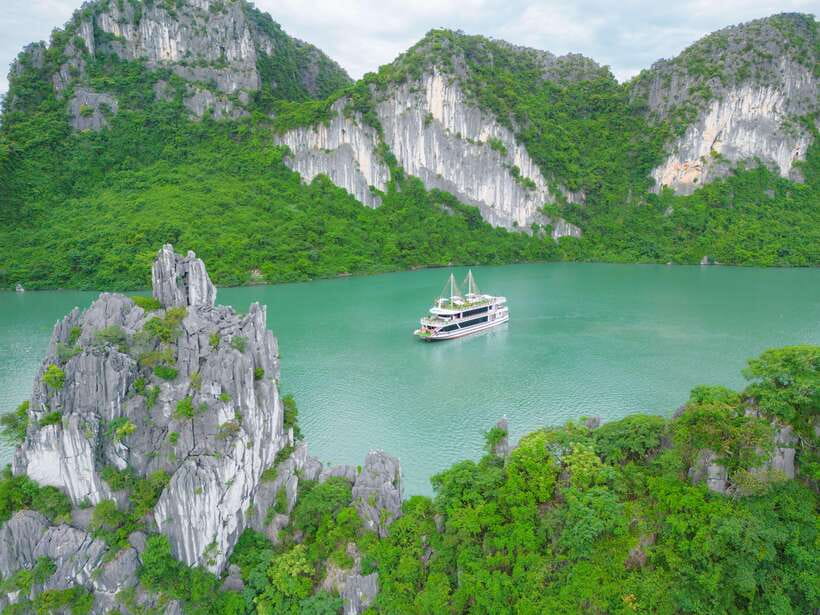 Ninh Binh: Luxury Day Cruise to Stunning Ha Long Bay + Lunch - Why this Ha Long Bay day trip works