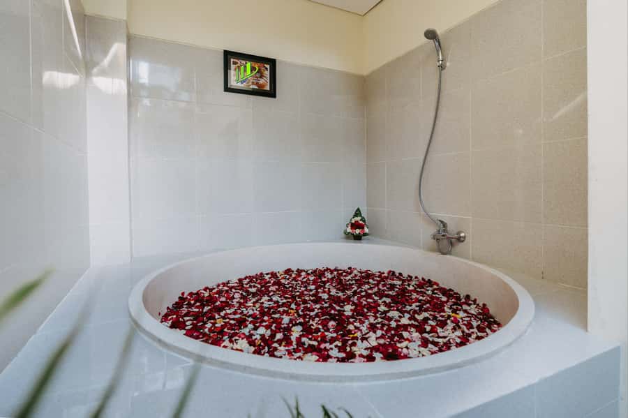 Nusa Dua: Luxury Balinese Massage with Hotel Transfers - A shower and spa facilities after treatment