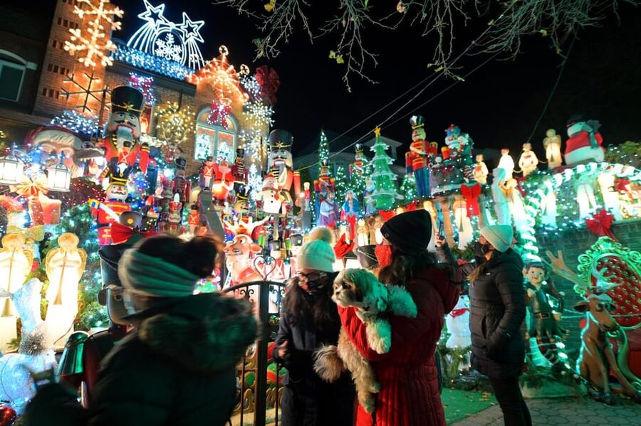 NYC: Dyker Heights and NYC Holiday Lights Luxury Bus Tour - The main event: one hour in Dyker Heights