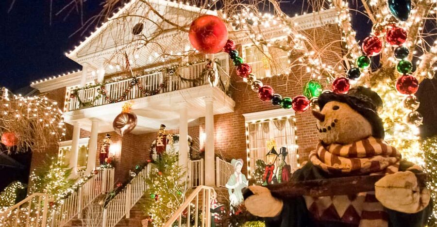 NYC: Dyker Heights and NYC Holiday Lights Luxury Bus Tour - Crossing the Manhattan Bridge and seeing Lower Manhattan