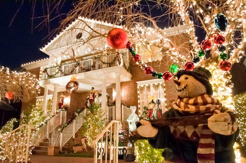 NYC: Dyker Heights and NYC Holiday Lights Luxury Bus Tour - Luxury bus, SUV, and group size