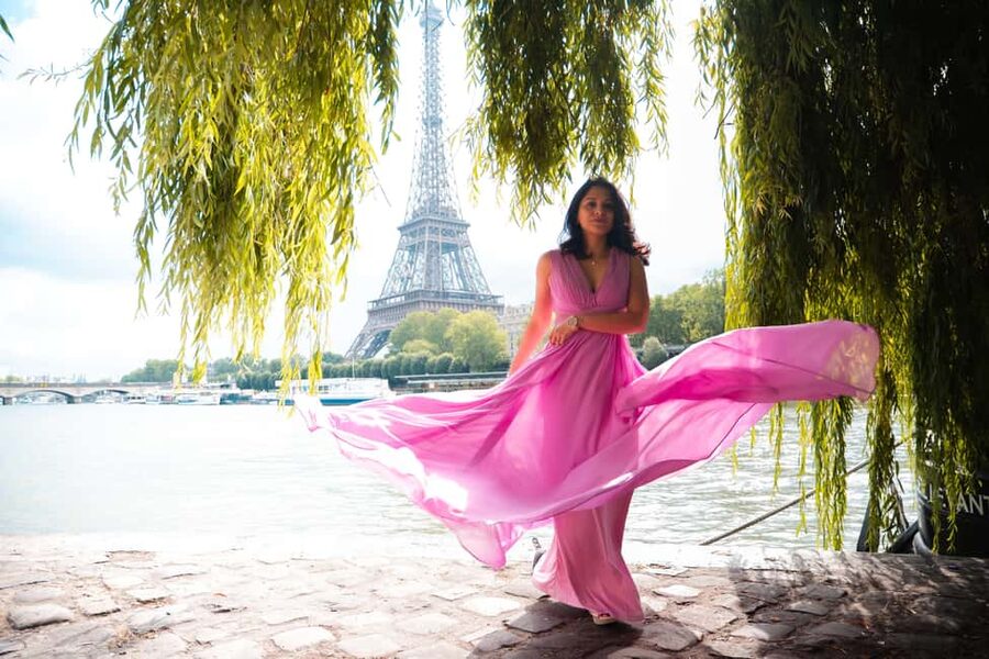 Paris: Luxury Photoshoot near the Eiffel Tower Photos in 24H - Working with Dylan on poses and angles