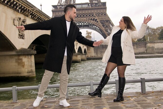 Paris: Luxury Private Photo Eiffel Tower & Louvre pyramid - Pont de Bir-Hakeim and a change of mood