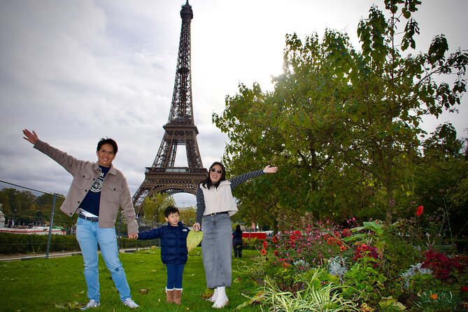 Paris: Luxury Private Photo Eiffel Tower & Louvre pyramid - The private-car transfer to Les Colonnes de Buren