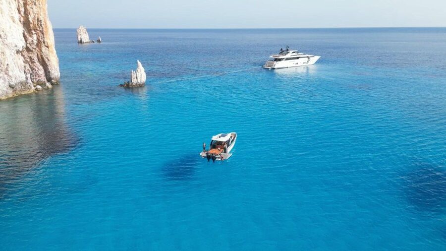 Paros: Private Paros and Antiparos Luxury Speedboat Tour - The Saxdor 320: what the boat means for your comfort