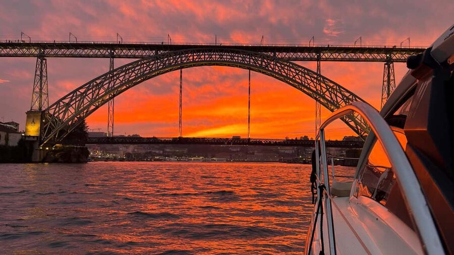 Porto: Luxury 6 Bridges Yacht Cruise with Wine & Snacks - São João and Maria Pia: Porto’s railway bridges