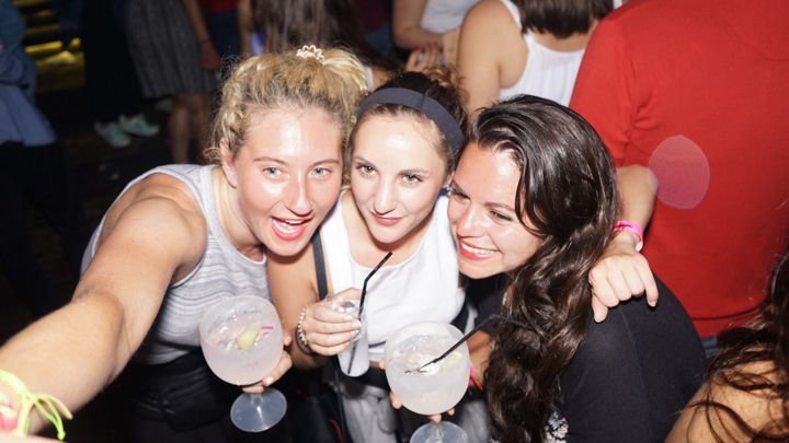 Porto: Pub Crawl with 6 Drinks and VIP Club Entry - Starting beneath the lions at 10:30 p.m.