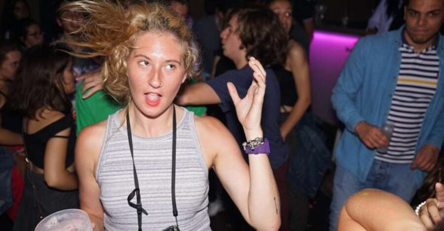 Porto: Pub Crawl with 6 Drinks and VIP Club Entry - Meeting people when you arrive alone