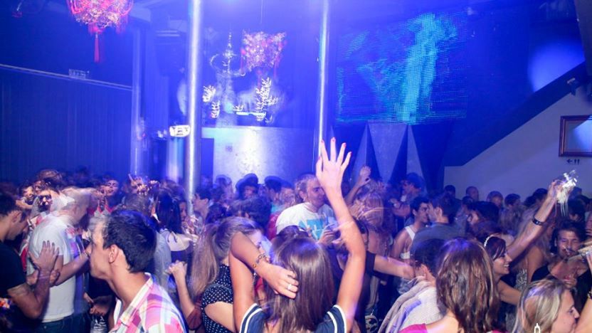 Porto: Pub Crawl with 6 Drinks and VIP Club Entry - Finishing with skip-the-line nightclub entry