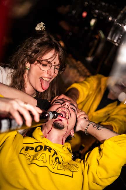 Porto: Pub Crawl with 7 Drinks, Games, and VIP Club Entry - Fonte dos Leões is the starting line