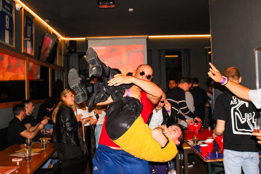 Porto: Pub Crawl with 7 Drinks, Games, and VIP Club Entry - Rua de Cândido dos Reis and the final club