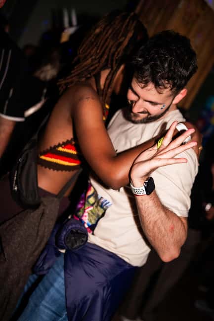 Porto: Pub Crawl with 7 Drinks, Games, and VIP Club Entry - Clothing, access, and practical details