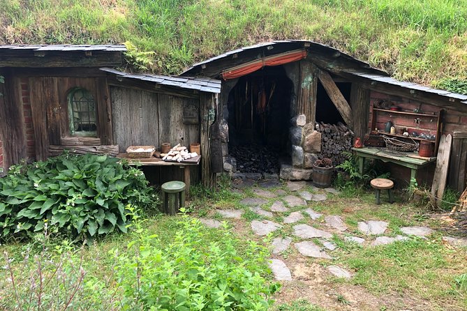 Private Luxury Tour to Hobbiton Movie Set & Waitimo Glowworm Cave - A private chauffeur changes the pace
