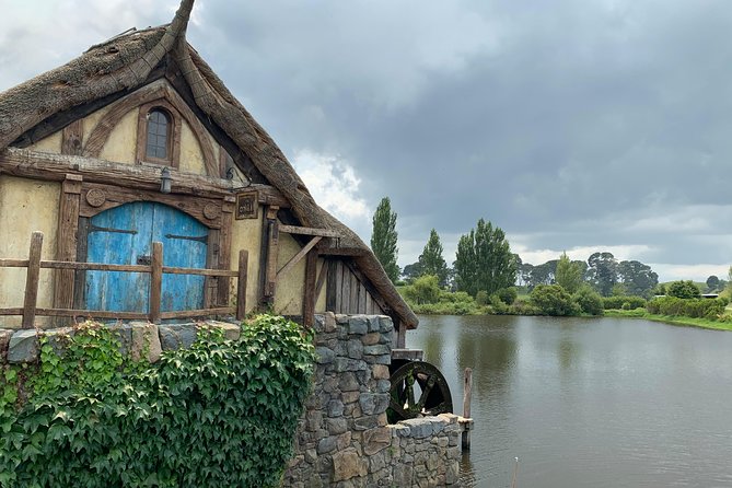 Private Luxury Tour to Hobbiton Movie Set & Waitimo Glowworm Cave - Hobbiton’s rolling farm and round doors