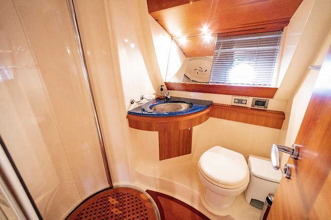 Private Luxury Yacht Cruise for up to 20 people - Bluewaters Island and Ain Dubai