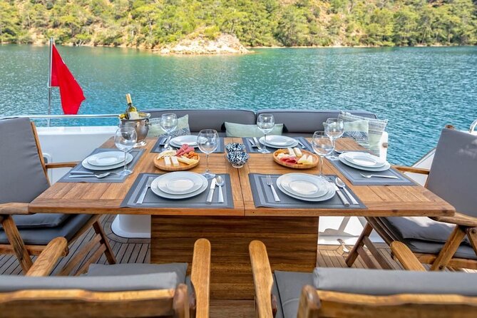 Private Luxury Yacht Cruise on Bosphorus - Dolmabahçe Palace and Çırağan Palace
