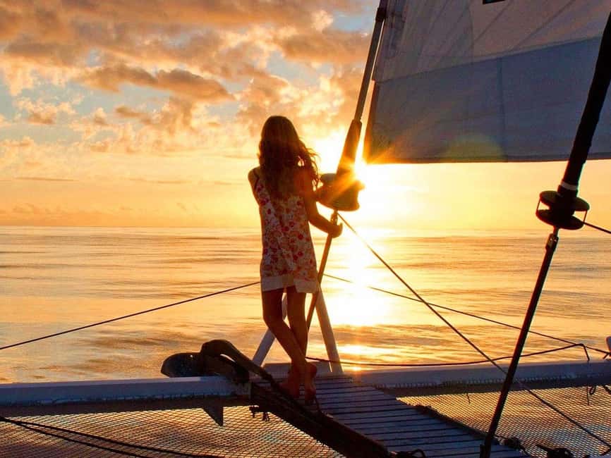 Rethymno: Luxury Sunset Cruise with Dinner and Drinks - The return trip is timed for the sunset