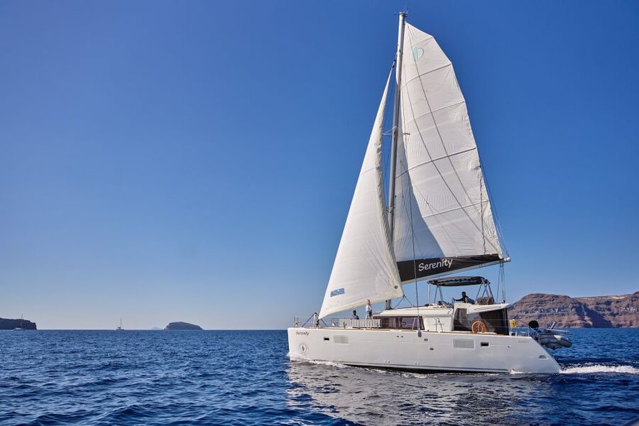 Santorini: Day Luxury Catamaran Cruise with Meal & Drinks - The essential points at a glance