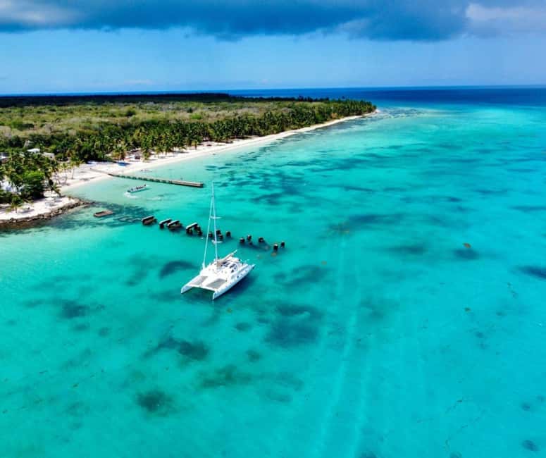 Saona island - Small group tour - Luxury catamaran - The Saona beach stop and its quiet corner