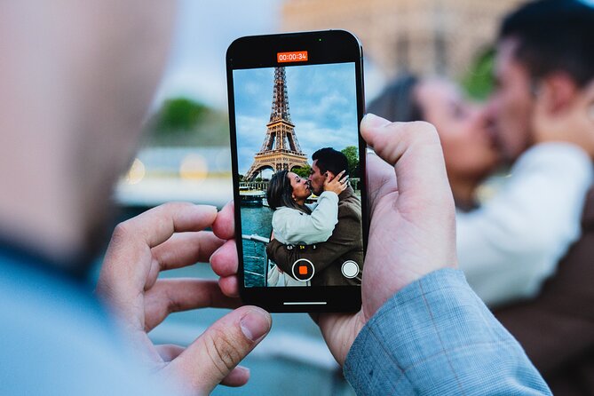 Seine River Dinner Cruise with Live Singer by VIP Yacht de Paris - A three-course dinner with variable results