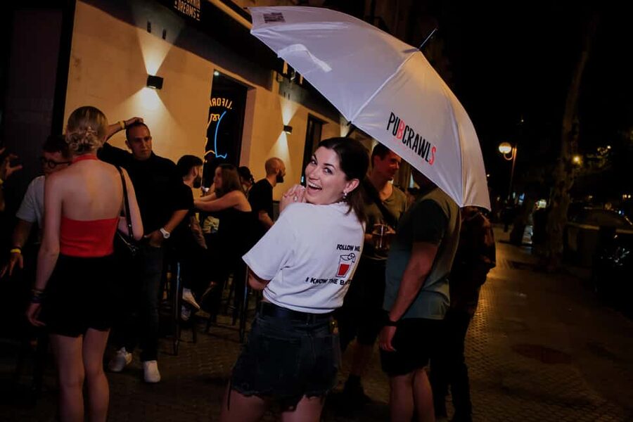 Seville: 3 Bars Pub Crawl + VIP Club Entrance & 3 Free Shots - The guide can make or break the evening