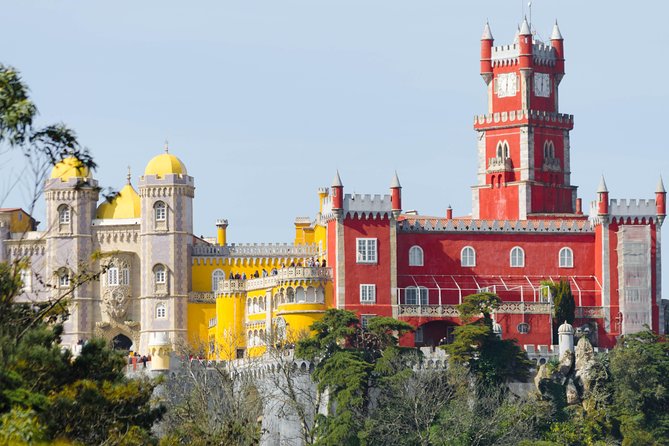Sintra Tour - Luxury Van, Lisbon Pick-up & Drop Off - A closer look at the guiding style