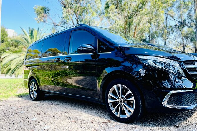 Sydney Airport Private Luxury Transfers - Meeting your driver in the arrival hall