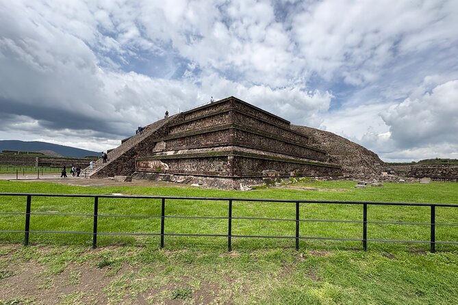 Teotihuacan Pyramids VIP Tour without Commercial Stops - The Pyramid of the Moon and Pyramid of the Sun
