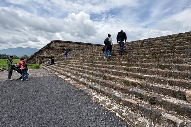 Teotihuacan Pyramids VIP Tour without Commercial Stops - Picking the right guide style