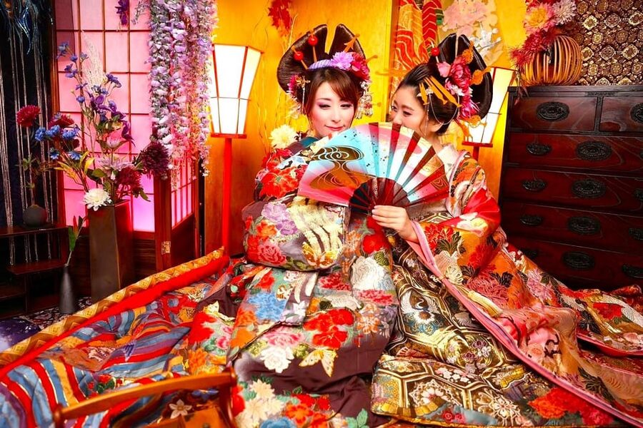 Tokyo: Private Makeover Photography Studio in Luxury Kimono - Choosing the kimono, ornaments, and props