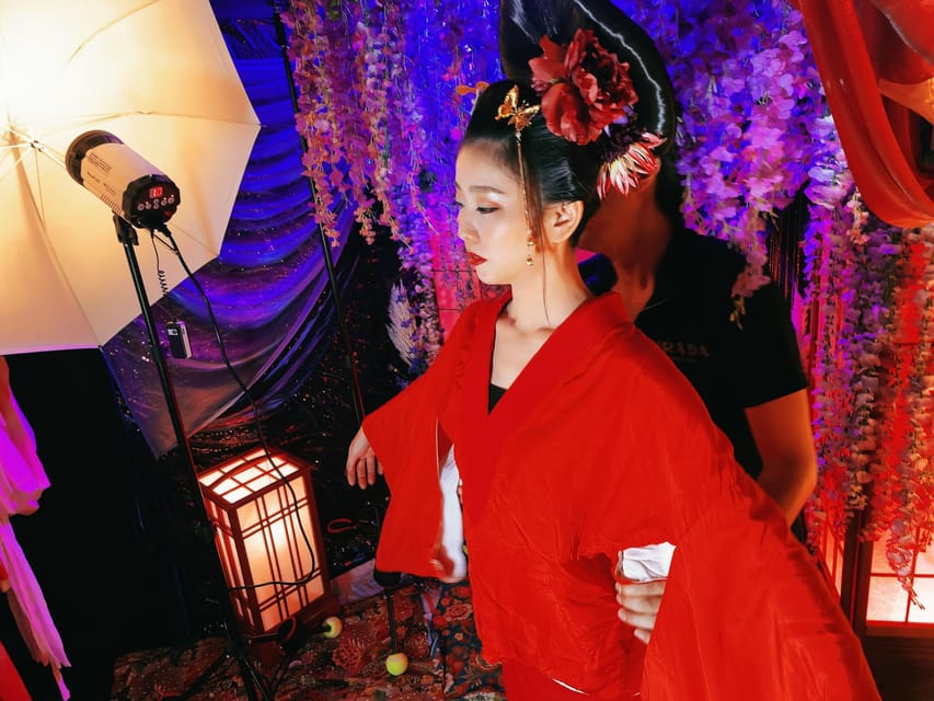 Tokyo: Private Makeover Photography Studio in Luxury Kimono - Dressing in an oiran-style costume