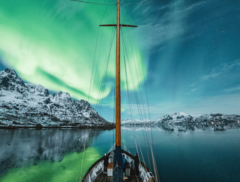 Tromso: Luxury Northern Lights Cruise with Hot Tub & Dinner - A warm saloon with food and simple comforts