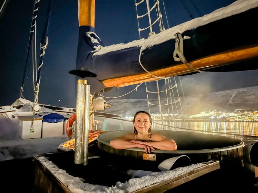 Tromso: Luxury Northern Lights Cruise with Hot Tub & Dinner - Cruising through Grindøysundet