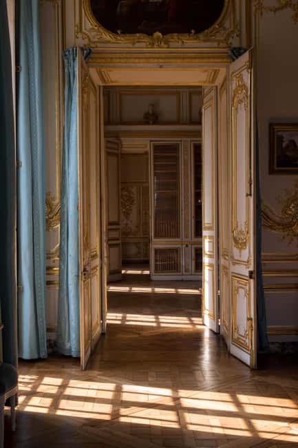 Versailles: Entry ticket & Private Apartments VIP Tour - Group size and the guide experience