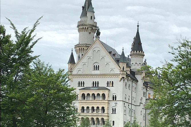 VIP Day Trip Neuschwanstein and Linderhof Castle from Munich - Timing, group size, and guide style