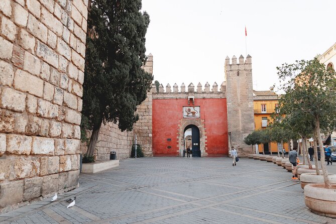 VIP Guided Seville Alcazar Pre-Opening, Cathedral & Old Town - A short walk through Barrio Santa Cruz