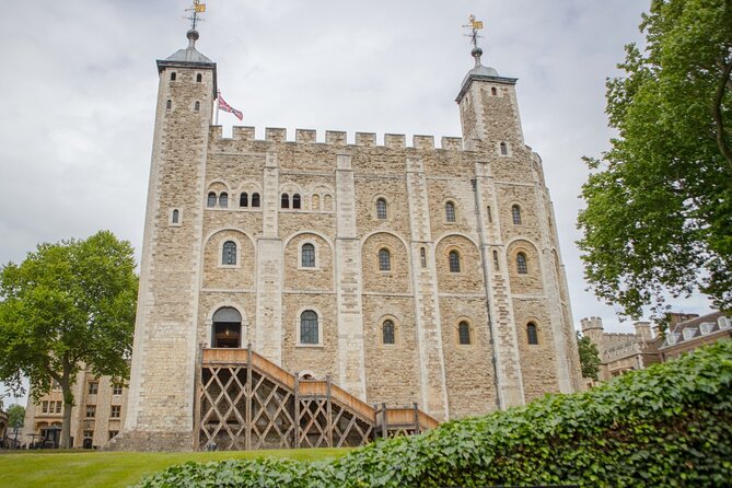 VIP Tower of London and Crown Jewels Tour with Private Beefeater Meet & Greet - Early entry sets the tone