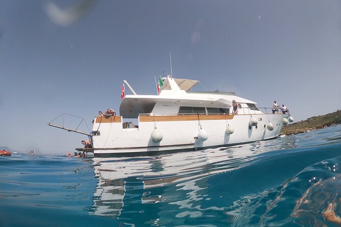 Yacht excursion Shalimar IV - Two hours in Favignana port